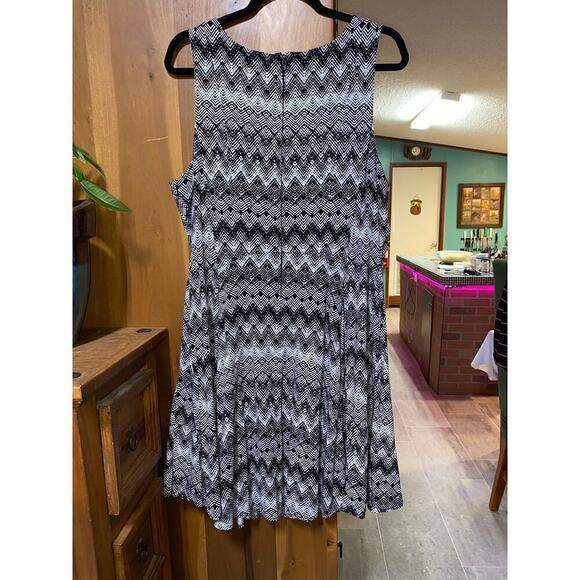 Torrid Fit & Flare A Line Dress Tunic Black Geo Sleeveless Lined Stretch SZ 16 - Picture 2 of 5